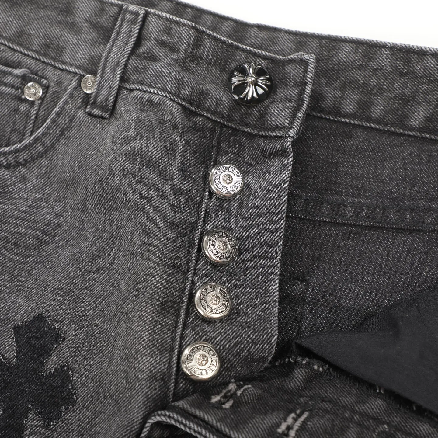 P300 CH Chromehearts black cross-stitched leather black and gray heavy-duty cow king jeans, cabinet price 74W level, patchwork cross pattern embellishment, washed jeans! ! An absolutely high-end luxury product, a 1.9W-level god-level single product, a super popular product, made by top heavy industry, a magic weapon that cannot be missed! [About Zangyin] This is an extremely luxurious fashion brand that can also be called the aristocracy of the high street. It has always been an exclusive brand for some hipsters or rich second generations. Compared with ordinary high streets, it is more luxurious and noble. Compared with luxury brands, it is more fashionable and individual. It has always been a brand that I have a special liking for. [Top heavy industry fashion design] Consistently high-street luxury style. Speaking of this style, the Zangyin family and GU family are definitely the leading representative brands. Especially the Zangyin family has really achieved a state-of-the-art effect in creating high-street style. The unique washed material is used to create this style. The color system is already quite eye-catching. After it is decorated with patchwork cross flowers, it cleverly highlights the charm of the brand. Secondly, this style uses classic The high-waist cutting design highlights the long legs and fashionable temperament of the upper body. The brand is highly recognizable and the slim fit configuration is more suitable for daily wear. It is a product that interprets personality, fashion, and specifications at a glance. This single product is enough to make any fan excited. It can be a white T-shirt for a youthful college style, or a tight suspender for a royal style. It has strong matching ability and can be easily controlled by men.  [Materials and craftsmanship] Needless to say, this point goes without saying. As an excellent craftsman brand, Zangyin’s requirements for details and craftsmanship are really perfect. The washed color of this model has gone through so many processes, not to mention the embellishment of denim appliques. It is also purely hand-made and sewn. Just like what they believe in, only hand-made things have soul and have the meaning of wear. A top-notch heavy-duty fashionable denim item, I look forward to your perfect interpretation! !  Color: black gray Size: 28-36